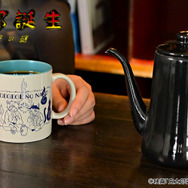 映画『鬼太郎誕生 ゲゲゲの謎』×石黒亜矢子コラボグッズ「たっぷりマグカップ（鬼太郎の父と水木）」使用イメージ（C）映画「鬼太郎誕生ゲゲゲの謎」製作委員会