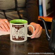 映画『鬼太郎誕生 ゲゲゲの謎』×石黒亜矢子コラボグッズ「たっぷりマグカップ（鬼太郎の父と鬼太郎の母）」使用イメージ（C）映画「鬼太郎誕生ゲゲゲの謎」製作委員会