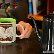 映画『鬼太郎誕生 ゲゲゲの謎』×石黒亜矢子コラボグッズ「たっぷりマグカップ（鬼太郎の父と鬼太郎の母）」使用イメージ（C）映画「鬼太郎誕生ゲゲゲの謎」製作委員会