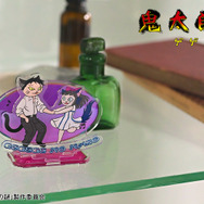 映画『鬼太郎誕生 ゲゲゲの謎』×石黒亜矢子コラボグッズ「アクリルスタンド（水木と沙代）」使用イメージ（C）映画「鬼太郎誕生ゲゲゲの謎」製作委員会