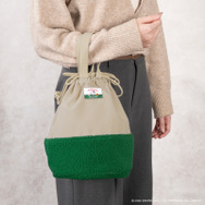 ハローキティのタグが映える、異素材ミックスのボア巾着バッグ