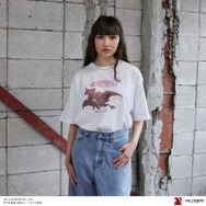 AIR TWOKYO『ゴジラVSデストロイア』グッズコレクション「シーンイラストTシャツ 3（デストロイア(飛翔体)）」着用イメージ　TM ＆（C）TOHO CO.,LTD.