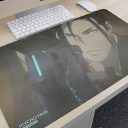 『劇場版 PSYCHO-PASS サイコパス PROVIDENCE』宜野座 伸元 場面写マルチデスクマット　使用イメージ（C）サイコパス製作委員会