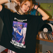 劇場版『チェンソーマン レゼ篇』FREAK'S STOREプリント クルーネックTシャツ「ChainsawMan＆Bomb」着用イメージ（C）2025 MAPPA／チェンソーマンプロジェクト（C）藤本タツキ／集英社
