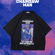 劇場版『チェンソーマン レゼ篇』FREAK'S STOREプリント クルーネックTシャツ「ChainsawMan＆Bomb」（C）2025 MAPPA／チェンソーマンプロジェクト（C）藤本タツキ／集英社
