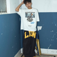 劇場版『チェンソーマン レゼ篇』FREAK'S STOREプリント クルーネックTシャツ「ChainsawMan」着用イメージ（C）2025 MAPPA／チェンソーマンプロジェクト（C）藤本タツキ／集英社