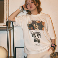 劇場版『チェンソーマン レゼ篇』FREAK'S STOREプリント クルーネックTシャツ「REZE」着用イメージ（C）2025 MAPPA／チェンソーマンプロジェクト（C）藤本タツキ／集英社