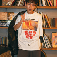 劇場版『チェンソーマン レゼ篇』FREAK'S STOREプリント クルーネックTシャツ「Bomb」着用イメージ（C）2025 MAPPA／チェンソーマンプロジェクト（C）藤本タツキ／集英社