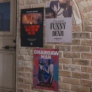 劇場版『チェンソーマン レゼ篇』FREAK'S STOREイラスト ポスター / B3サイズ 　イメージ（C）2025 MAPPA／チェンソーマンプロジェクト（C）藤本タツキ／集英社