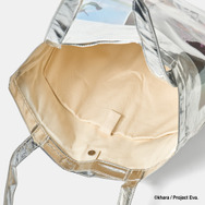 「EVANGELION SHOPPING TOTE BAG」SILVER 価格：9,900円（税込）