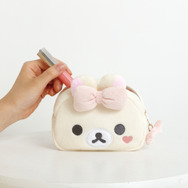 サンエックス「Makeup Rilakkuma ミラー付ぬいぐるみポーチ」コリラックマ　使用イメージ（C）2025 SAN-X CO., LTD. ALL RIGHTS RESERVED.