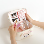 サンエックス「Makeup Rilakkuma バニティポーチ」使用イメージ（C）2025 SAN-X CO., LTD. ALL RIGHTS RESERVED.