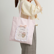 サンエックス「Makeup Rilakkuma トートバッグ」使用イメージ（C）2025 SAN-X CO., LTD. ALL RIGHTS RESERVED.