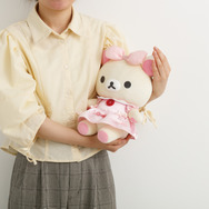 サンエックス「Makeup Rilakkuma ぬいぐるみ」コリラックマ　使用イメージ（C）2025 SAN-X CO., LTD. ALL RIGHTS RESERVED.