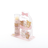 サンエックス「Makeup Rilakkuma クマ型リップクリーム」リラックマ　使用イメージ（C）2025 SAN-X CO., LTD. ALL RIGHTS RESERVED.