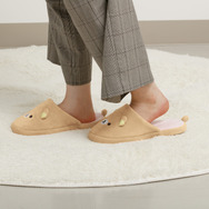 サンエックス「Makeup Rilakkuma ぬいぐるみスリッパ」使用イメージ（C）2025 SAN-X CO., LTD. ALL RIGHTS RESERVED.