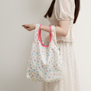 すみっコぐらし「グミグミパーティー」ショッピングバッグ　使用イメージ（C）2025 SAN-X CO., LTD. ALL RIGHTS RESERVED.