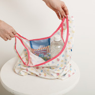 すみっコぐらし「グミグミパーティー」ショッピングバッグ　使用イメージ（C）2025 SAN-X CO., LTD. ALL RIGHTS RESERVED.