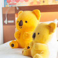 コアラのマーチぬいぐるみ（左：ビッグサイズもご用意しております）