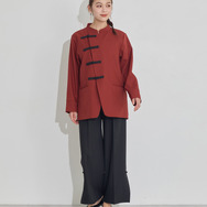 TVアニメ『らんま1/2』× earth music＆ecology Japan Label「チャイナシャツジャケット」ボルドー　着用イメージ（C）高橋留美子・小学館/「らんま1/2」製作委員会