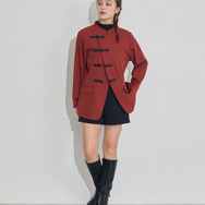 TVアニメ『らんま1/2』× earth music＆ecology Japan Label「チャイナシャツジャケット」ボルドー　着用イメージ（C）高橋留美子・小学館/「らんま1/2」製作委員会