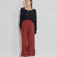 TVアニメ『らんま1/2』× earth music＆ecology Japan Label「チャイナパンツ」ボルドー　着用イメージ（C）高橋留美子・小学館/「らんま1/2」製作委員会