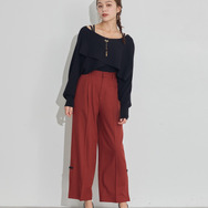 TVアニメ『らんま1/2』× earth music＆ecology Japan Label「チャイナパンツ」ボルドー　着用イメージ（C）高橋留美子・小学館/「らんま1/2」製作委員会