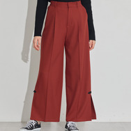 TVアニメ『らんま1/2』× earth music＆ecology Japan Label「チャイナパンツ」ボルドー　着用イメージ（C）高橋留美子・小学館/「らんま1/2」製作委員会