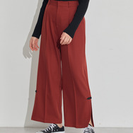 TVアニメ『らんま1/2』× earth music＆ecology Japan Label「チャイナパンツ」ボルドー　着用イメージ（C）高橋留美子・小学館/「らんま1/2」製作委員会