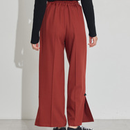 TVアニメ『らんま1/2』× earth music＆ecology Japan Label「チャイナパンツ」ボルドー　着用イメージ（C）高橋留美子・小学館/「らんま1/2」製作委員会