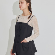 TVアニメ『らんま1/2』× earth music＆ecology Japan Label「チャイナビスチェ」ブラック　着用イメージ（C）高橋留美子・小学館/「らんま1/2」製作委員会