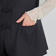 TVアニメ『らんま1/2』× earth music＆ecology Japan Label「チャイナビスチェ」ブラック　着用イメージ（C）高橋留美子・小学館/「らんま1/2」製作委員会