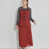 TVアニメ『らんま1/2』× earth music＆ecology Japan Label「チャイナビスチェ」ボルドー　着用イメージ（C）高橋留美子・小学館/「らんま1/2」製作委員会