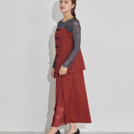 TVアニメ『らんま1/2』× earth music＆ecology Japan Label「チャイナビスチェ」ボルドー　着用イメージ（C）高橋留美子・小学館/「らんま1/2」製作委員会