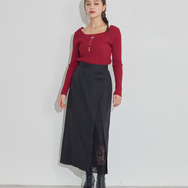 TVアニメ『らんま1/2』× earth music＆ecology Japan Label「チャイナスカート」ブラック　着用イメージ（C）高橋留美子・小学館/「らんま1/2」製作委員会