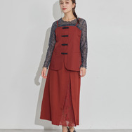 TVアニメ『らんま1/2』× earth music＆ecology Japan Label「チャイナスカート」ボルドー　着用イメージ（C）高橋留美子・小学館/「らんま1/2」製作委員会