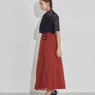 TVアニメ『らんま1/2』× earth music＆ecology Japan Label「チャイナスカート」ボルドー　着用イメージ（C）高橋留美子・小学館/「らんま1/2」製作委員会