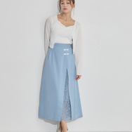 TVアニメ『らんま1/2』× earth music＆ecology Japan Label「チャイナスカート」ライトブルー　着用イメージ（C）高橋留美子・小学館/「らんま1/2」製作委員会