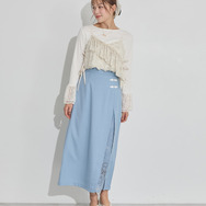 TVアニメ『らんま1/2』× earth music＆ecology Japan Label「チャイナスカート」ライトブルー　着用イメージ（C）高橋留美子・小学館/「らんま1/2」製作委員会