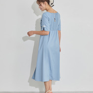 TVアニメ『らんま1/2』× earth music＆ecology Japan Label「チャイナワンピース」ライトブルー　着用イメージ（C）高橋留美子・小学館/「らんま1/2」製作委員会