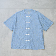 TVアニメ『らんま1/2』× earth music＆ecology Japan Label「チャイナレースシャツ」ライトブルー（C）高橋留美子・小学館/「らんま1/2」製作委員会