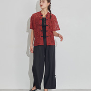 TVアニメ『らんま1/2』× earth music＆ecology Japan Label「チャイナレースシャツ」ボルドー　着用イメージ（C）高橋留美子・小学館/「らんま1/2」製作委員会