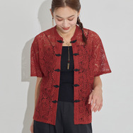 TVアニメ『らんま1/2』× earth music＆ecology Japan Label「チャイナレースシャツ」ボルドー　着用イメージ（C）高橋留美子・小学館/「らんま1/2」製作委員会