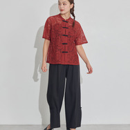 TVアニメ『らんま1/2』× earth music＆ecology Japan Label「チャイナレースシャツ」ボルドー　着用イメージ（C）高橋留美子・小学館/「らんま1/2」製作委員会