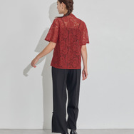 TVアニメ『らんま1/2』× earth music＆ecology Japan Label「チャイナレースシャツ」ボルドー　着用イメージ（C）高橋留美子・小学館/「らんま1/2」製作委員会