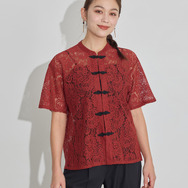 TVアニメ『らんま1/2』× earth music＆ecology Japan Label「チャイナレースシャツ」ボルドー　着用イメージ（C）高橋留美子・小学館/「らんま1/2」製作委員会