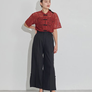 TVアニメ『らんま1/2』× earth music＆ecology Japan Label「チャイナレースシャツ」ボルドー　着用イメージ（C）高橋留美子・小学館/「らんま1/2」製作委員会