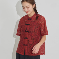 TVアニメ『らんま1/2』× earth music＆ecology Japan Label「チャイナレースシャツ」ボルドー　着用イメージ（C）高橋留美子・小学館/「らんま1/2」製作委員会