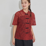 TVアニメ『らんま1/2』× earth music＆ecology Japan Label「チャイナレースシャツ」ボルドー　着用イメージ（C）高橋留美子・小学館/「らんま1/2」製作委員会