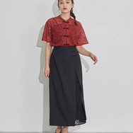 TVアニメ『らんま1/2』× earth music＆ecology Japan Label「チャイナレースシャツ」ボルドー　着用イメージ（C）高橋留美子・小学館/「らんま1/2」製作委員会